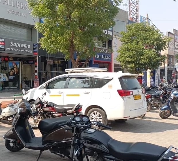 Income Tax Department's survey on showroom and residence of three jewelers
