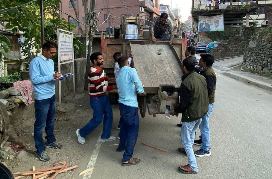 Action on encroachment in the city, more than 50 street vendors removed, two offices seized