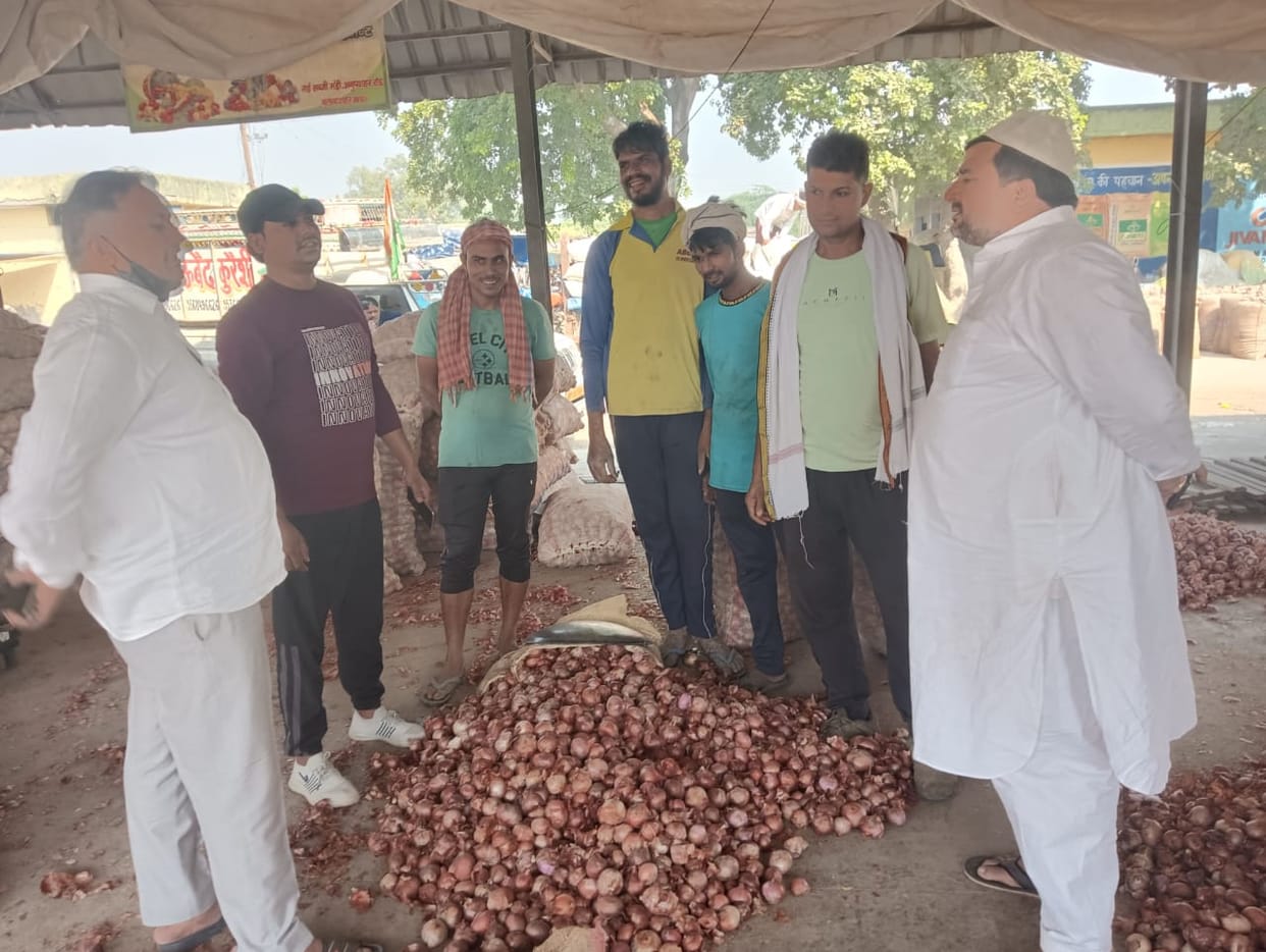 Onion prices increased to Rs 55 per kg in bulk
