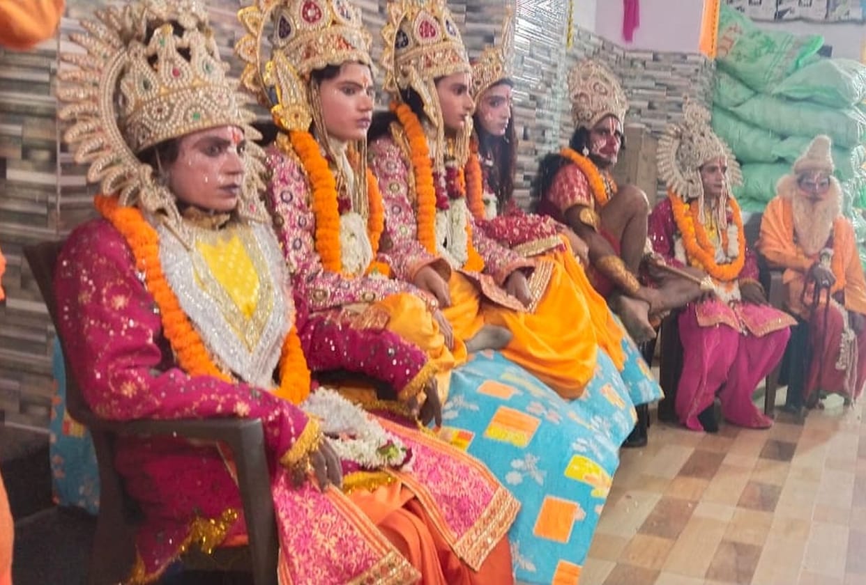 Ram met Bharat with musical instruments