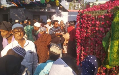 A crowd of devotees gathered with flags in the Urs of Bade Peer Saheb.