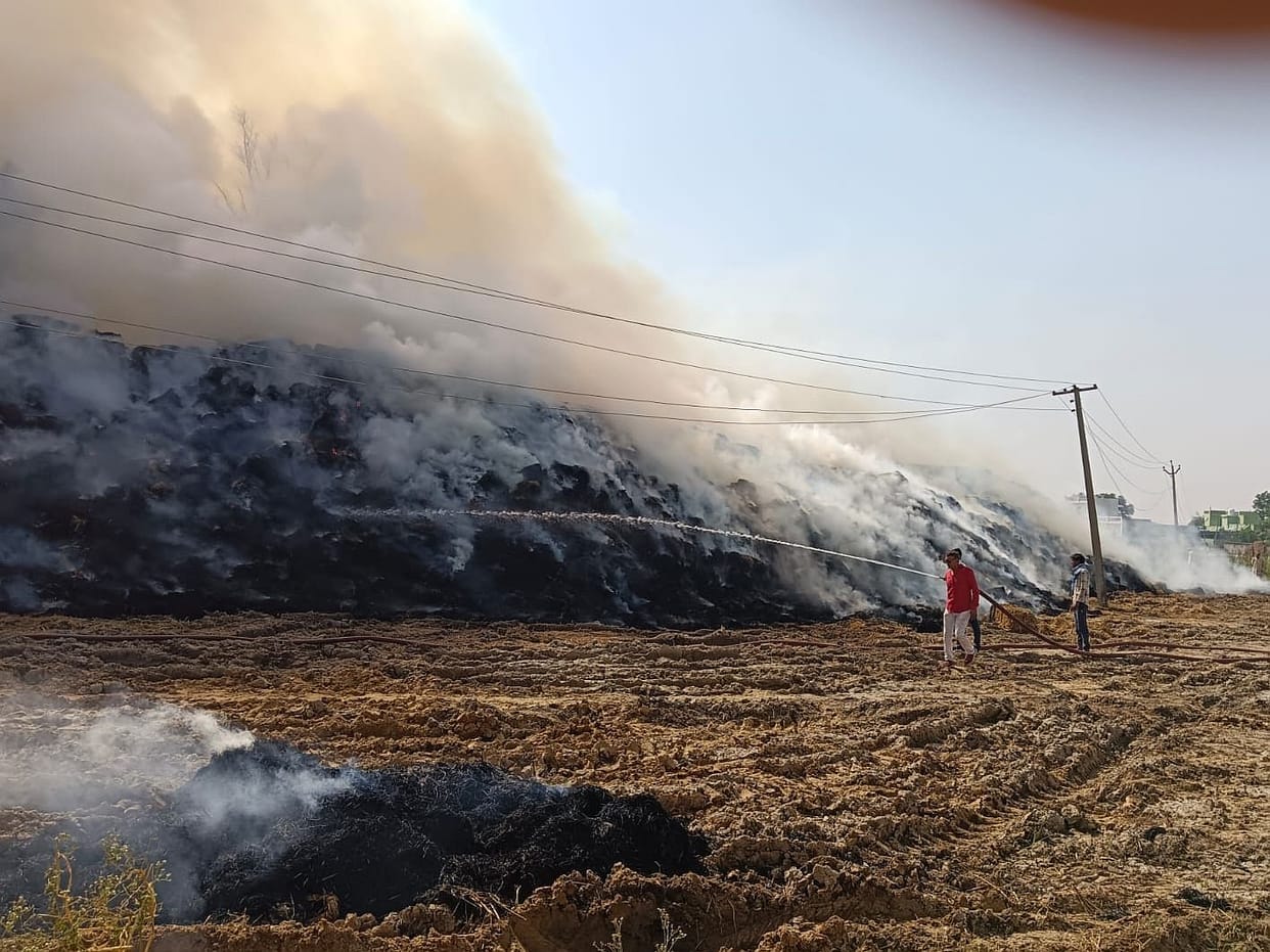 Stubble bales caught fire in Naguran village, loss worth lakhs
