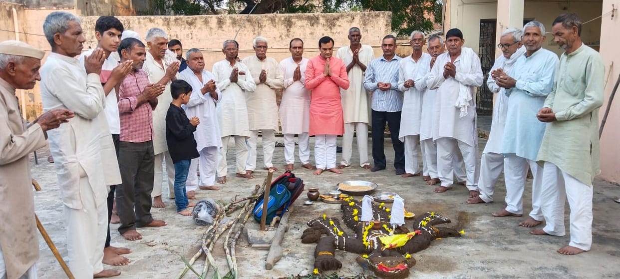 People of Ujjwal Gotra performed Govardhan Puja.