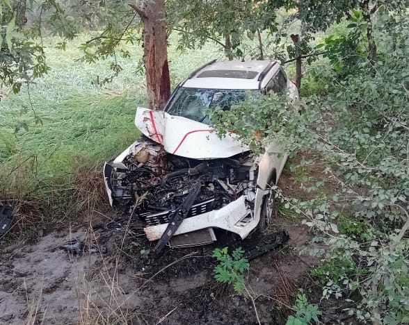 Car lost control and collided with a tree, five injured