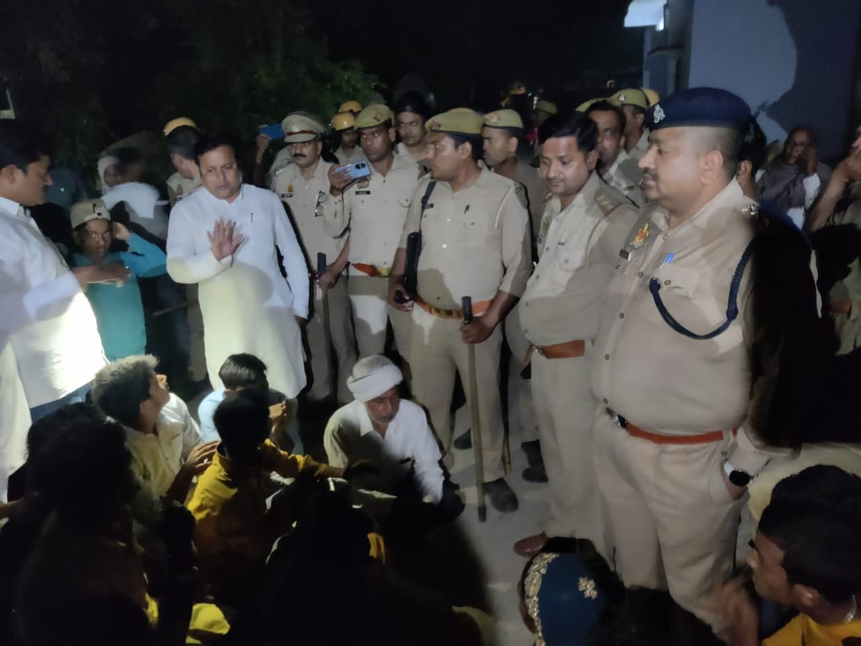 Saif's family members demonstrated by keeping the dead body