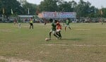 जूनियर हाईस्कूल भिनगा में आयोजित फुटबाॅल मैच के दौरान प्रतिभाग करते खिलाड़ी। -संवाद