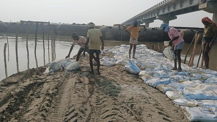 Work on construction of pontoon bridge on Bahgul and Ramganga rivers gained momentum