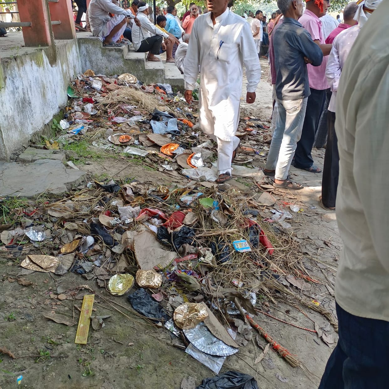 Dirt remains spread at the funeral site, those responsible are careless