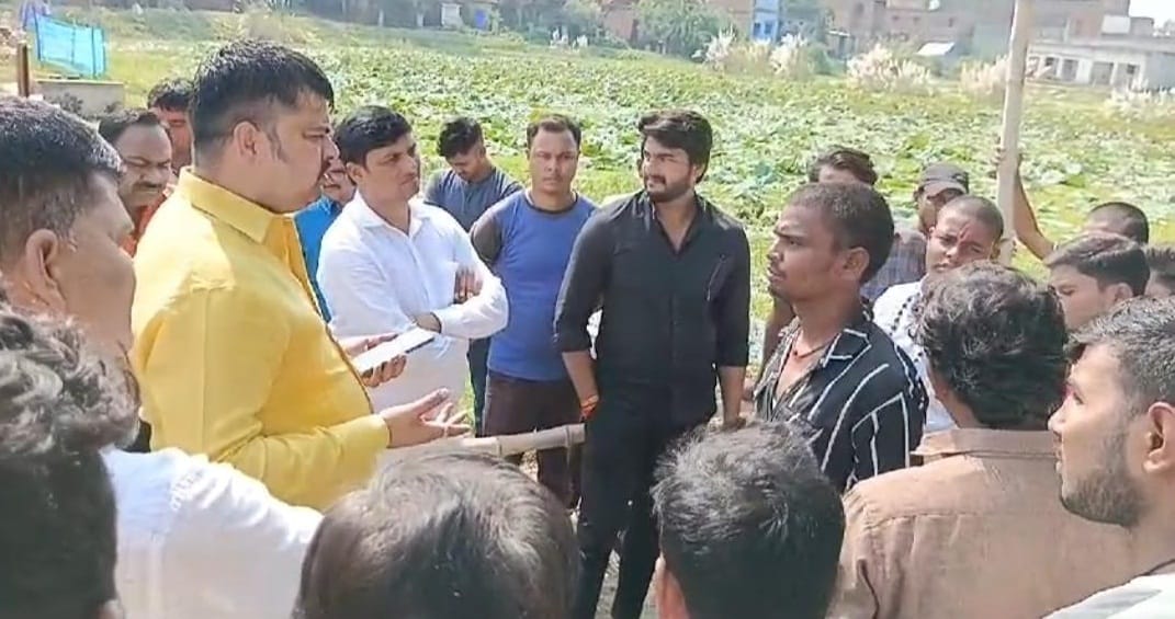 Demonstration demanding removal of encroachment from pond of Chhath Ghat