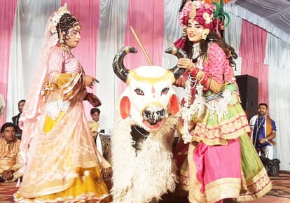 Mother, I stand at the door, every moment I pray to you...