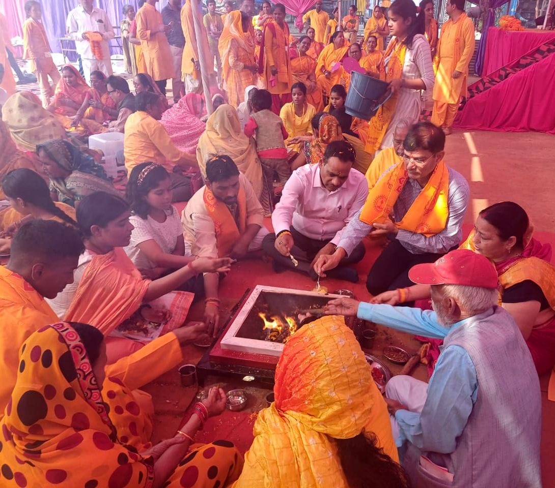Yagyopavit and Mundan Sanskar performed in Gayatri Mahayagya