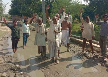 People of Moosepur demonstrated against dirt and infection