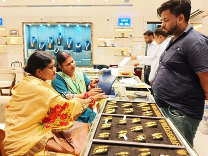 Demand for designer jewelery increased, good business on Navratri