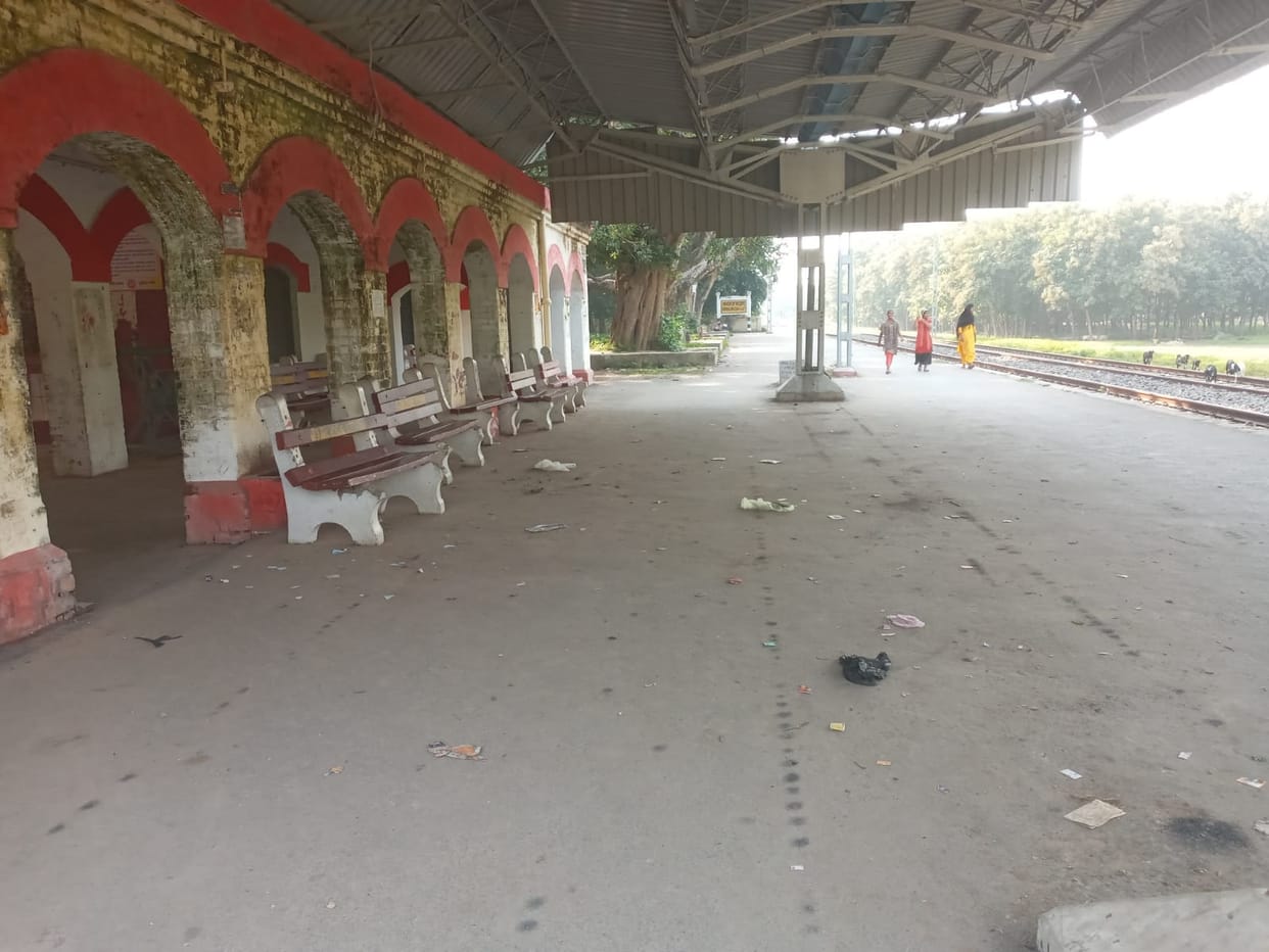 Dirt is spread everywhere at Rahaj Railway Station, officials are not taking care