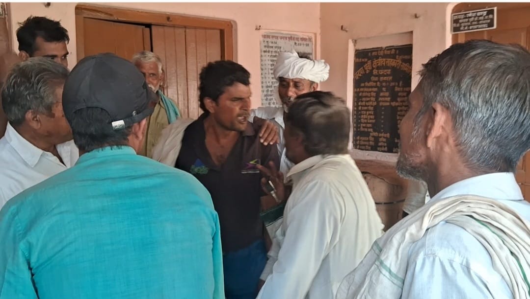 Scramble for fertilizer, commotion at Chandpa Cooperative Society
