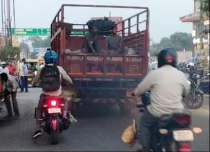 गोरखपुर शहर में गाड़ियों के धुएं से बढ़ रहा प्रदूषण।फोटो — संवाद।