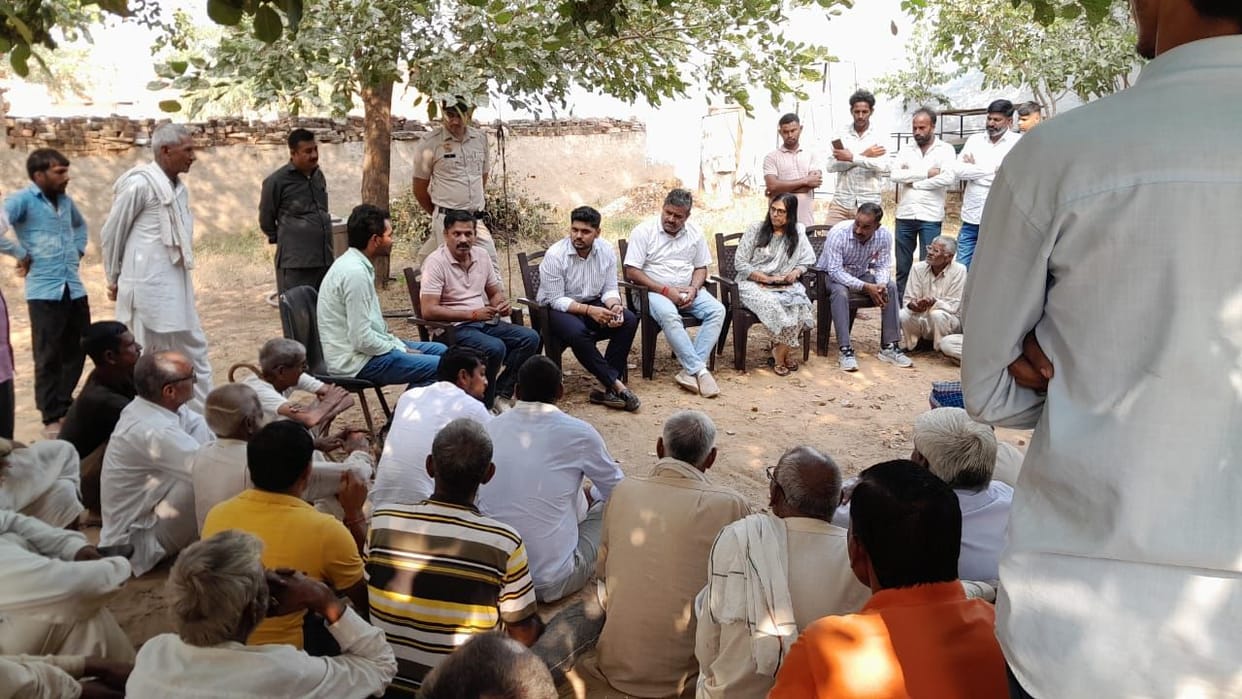 SDM took cognizance of overloaded vehicles, reached Kurhavata and met the villagers.