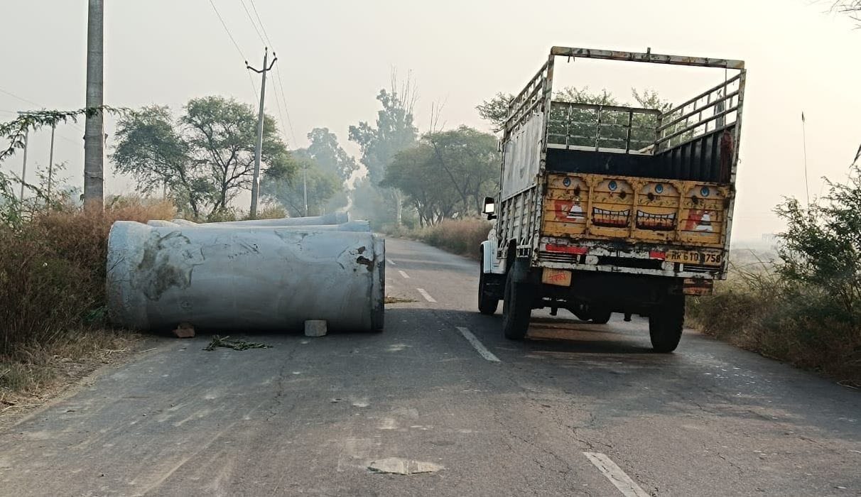 Pipes lying in the middle of the road may become the cause of an accident.