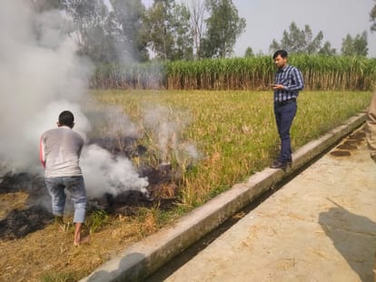 The villagers misbehaved with the accountant who came to extinguish the stubble.