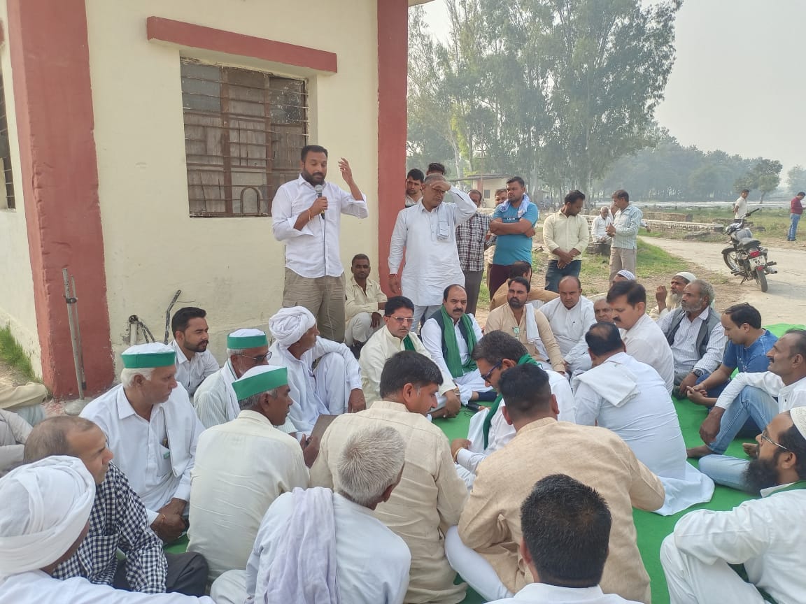 Farmers demonstrated at sugar mill demanding payment of dues