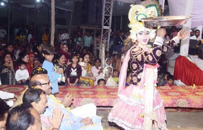Holi played with flowers with Kanha-Radha forms