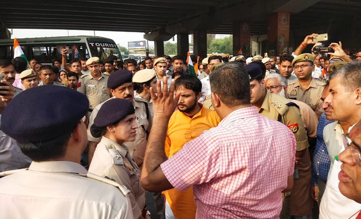 Dharna at UP gate demanding population control law, yatra stopped at Ghazipur border