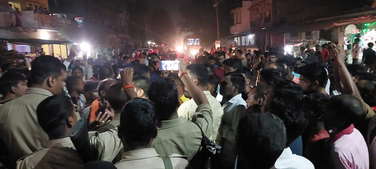Angered by death of pregnant woman villagers created a jam by keeping dead body