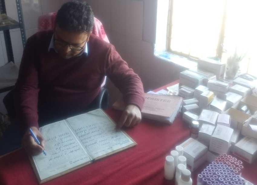 Neither doctor nor pharmacist in Manch's hospital