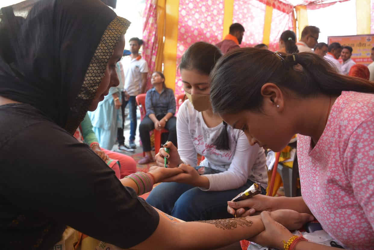 Hindu organizations set up 11 mehndi centers in the city