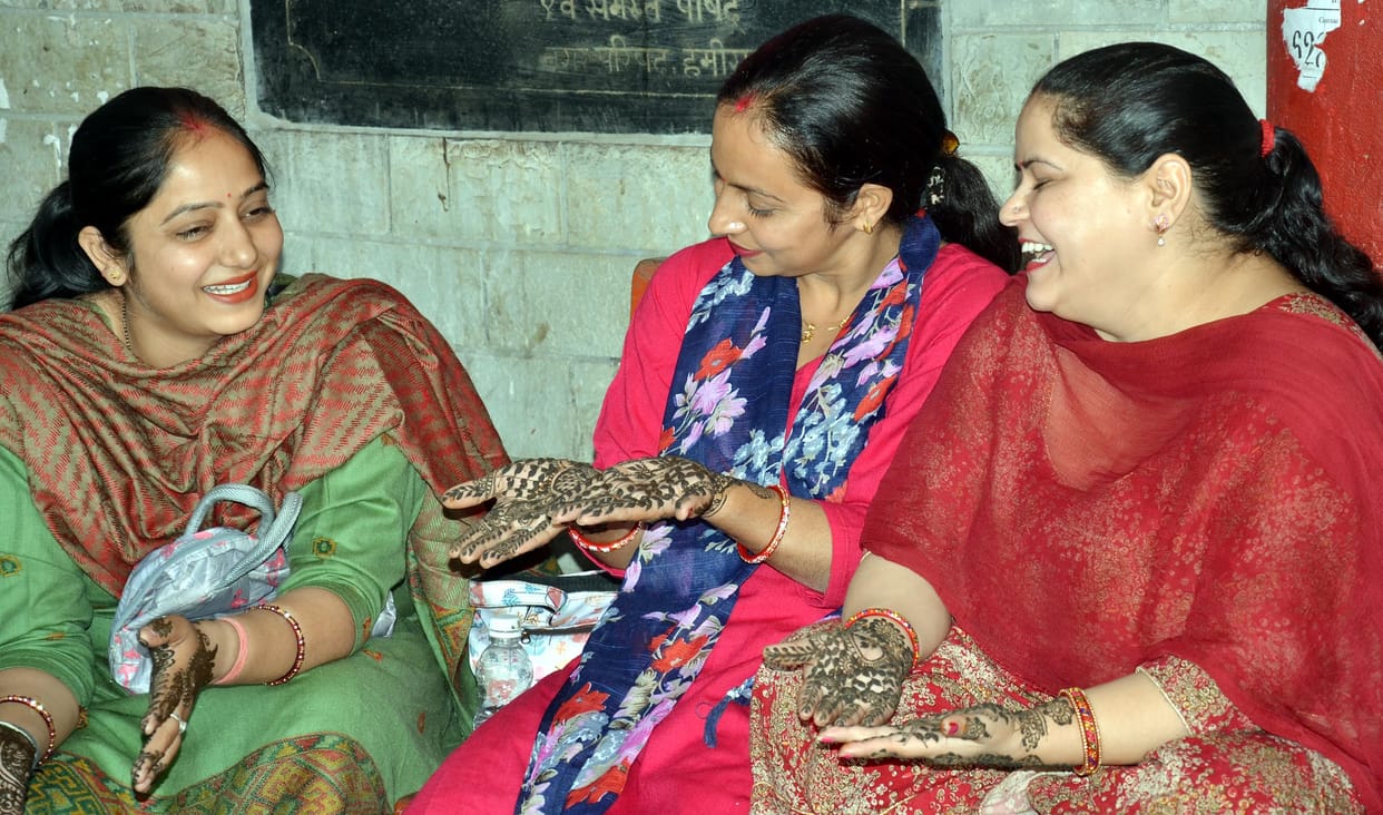Women will see the moon at 8.09 in Hamirpur