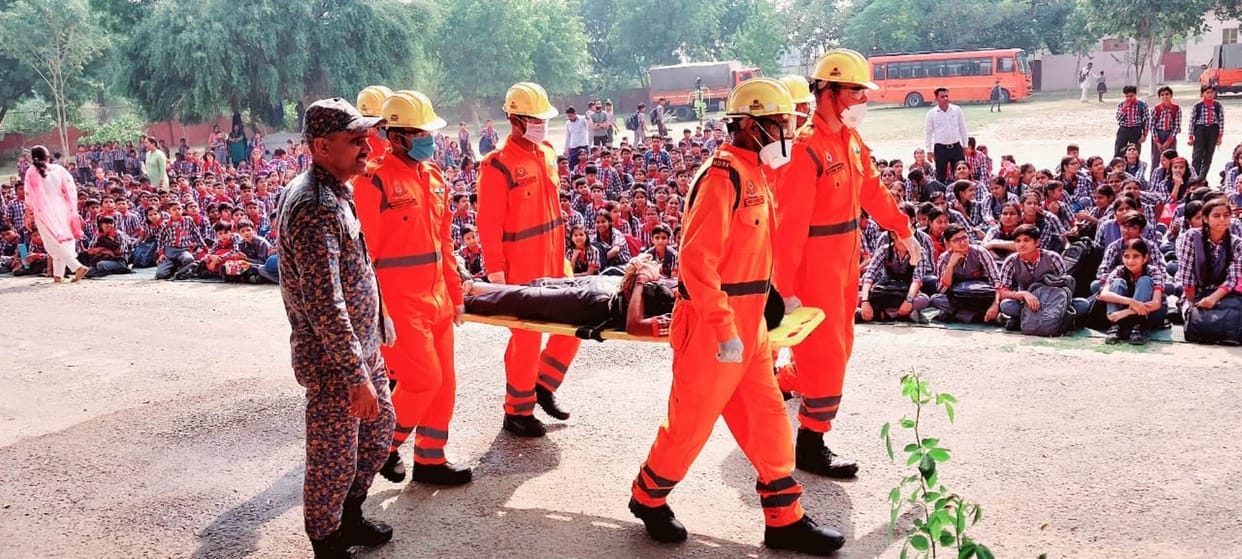 Earthquake rescue mock drill started with siren, NDRF team rescued children safely