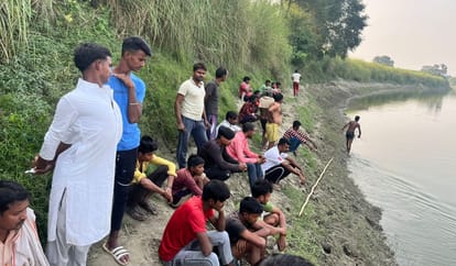 लालगंज के अमावां में सई में राजमिस्त्री के डूबने के बाद जुटी भीड़। संवाद