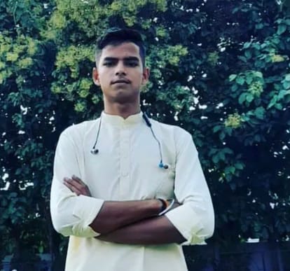 11th grade student commits suicide by hanging from a trap