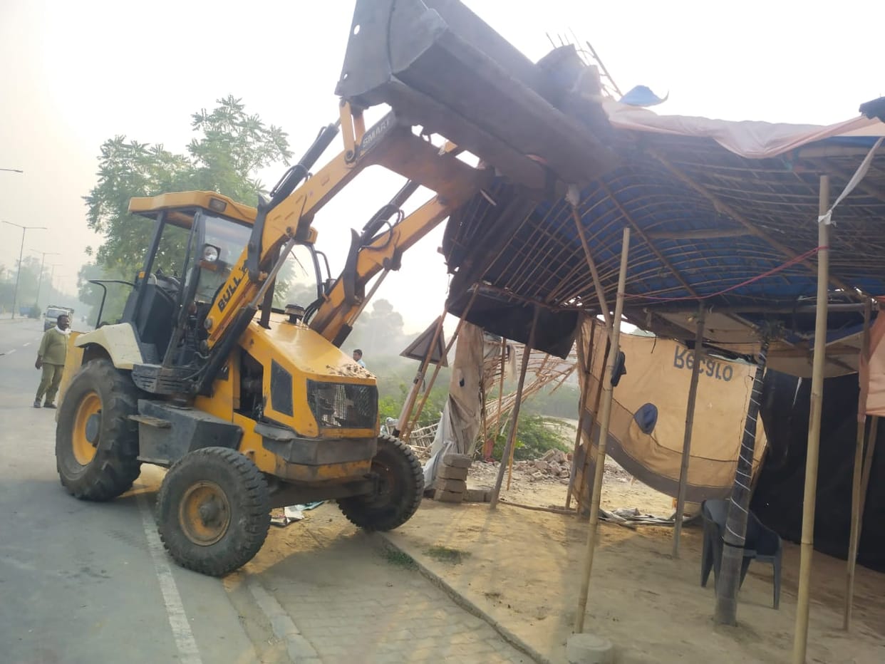 Attack on drugs, illegal kiosks and construction demolished outside civil hospital