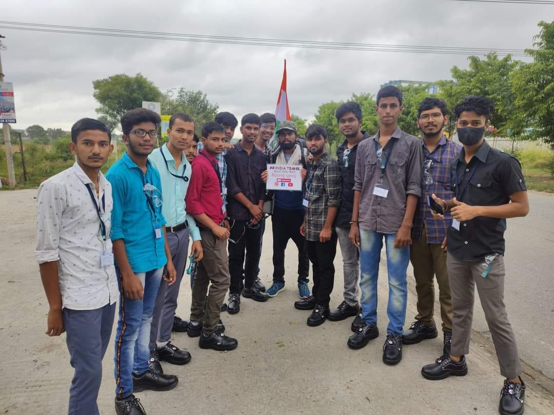 Sanoj set out on a tour of India after traveling 7600 kilometers on foot for 374 days.