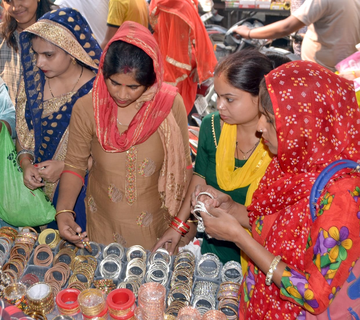 Karva Chauth crowd in the markets, women shopped extensively
