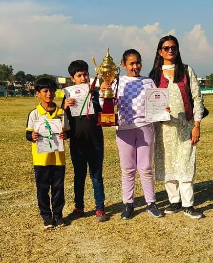 scholarhome shoool team win badmintion girls pratiyogita