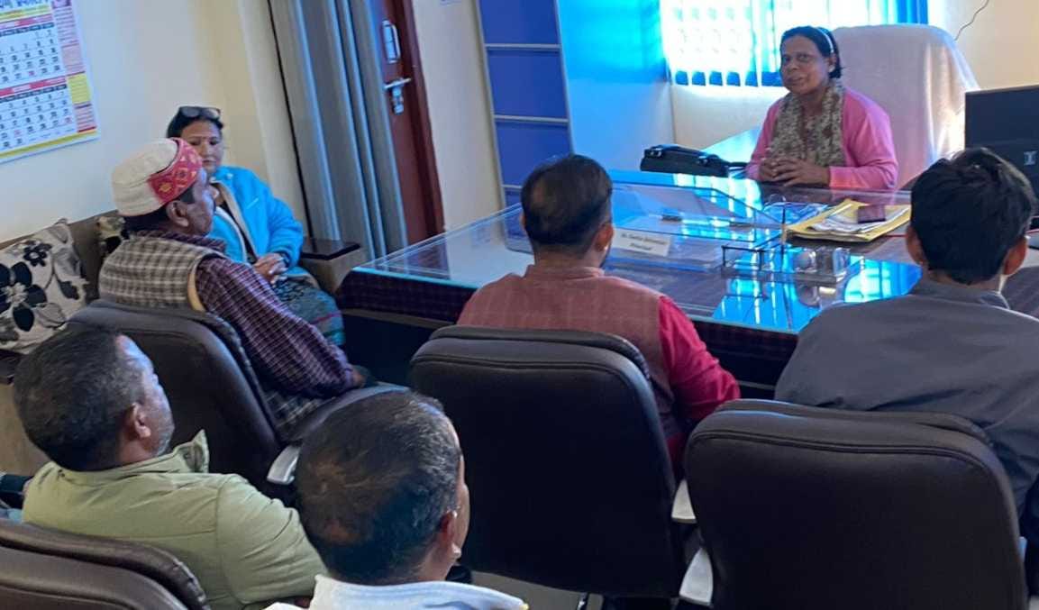 Aam Aadmi Party leader met the principal in Devidhura