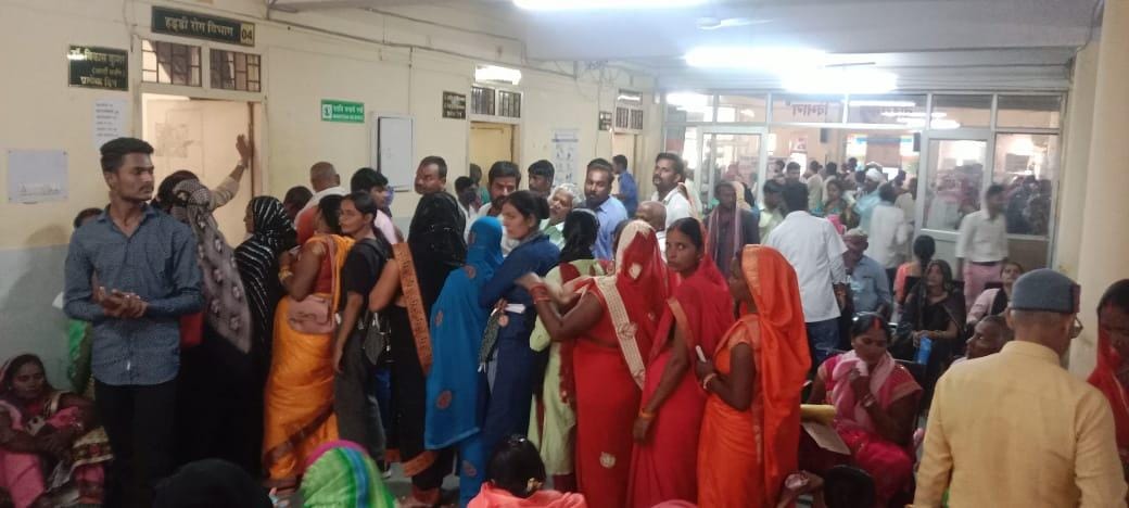 Went to the hospital to get treatment for the disease. The pain increased in the crowd.