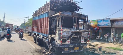Fire broke out in a truck loaded with wood, people extinguished it