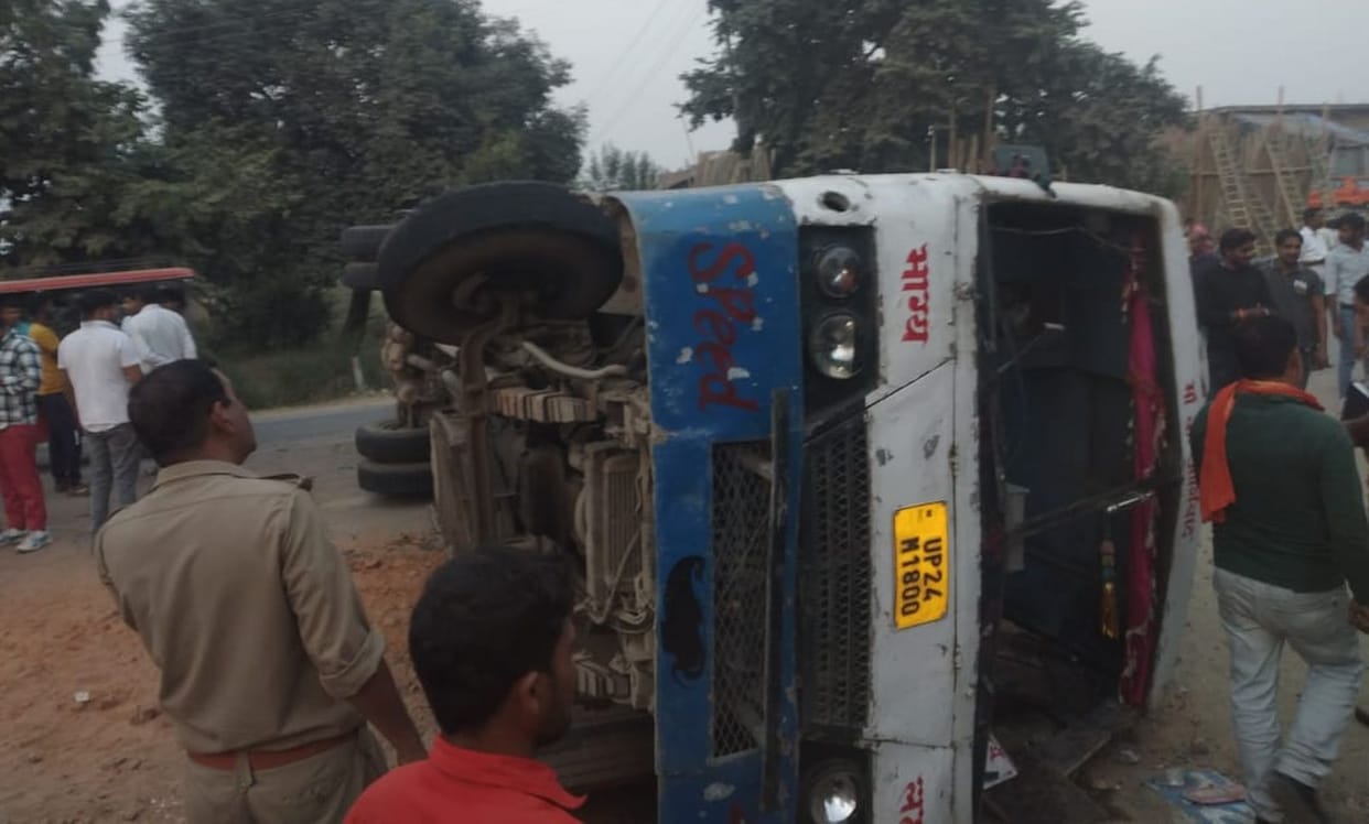 Private bus overturns while trying to avoid pothole, three injured