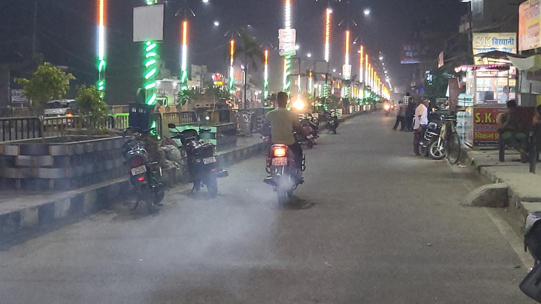 One lakh vehicles are spewing poisonous smoke... pollution level has reached a slightly worse level.