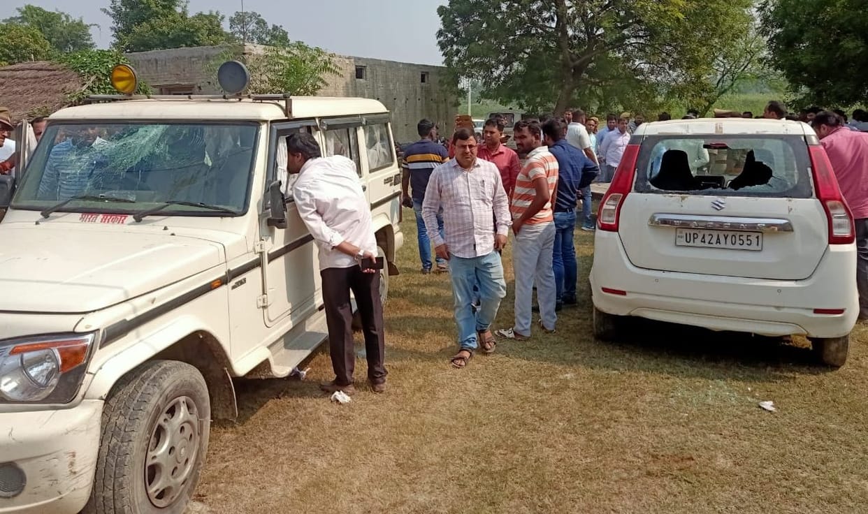 Bank officers who came to collect loan were beaten and stoned
