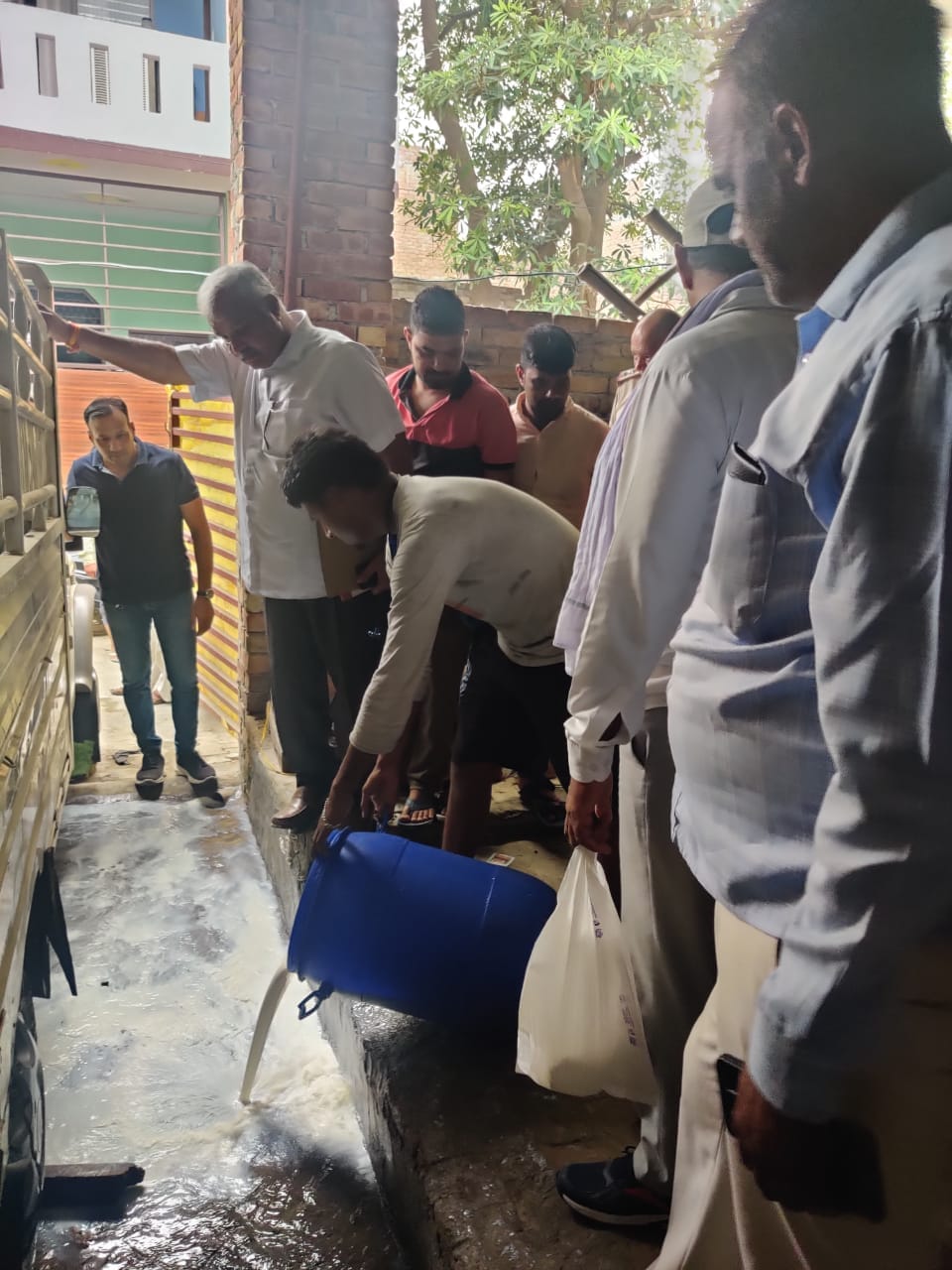 Chief Minister's flying squad raided dairy, found spoiled 100 liters of milk and got it destroyed