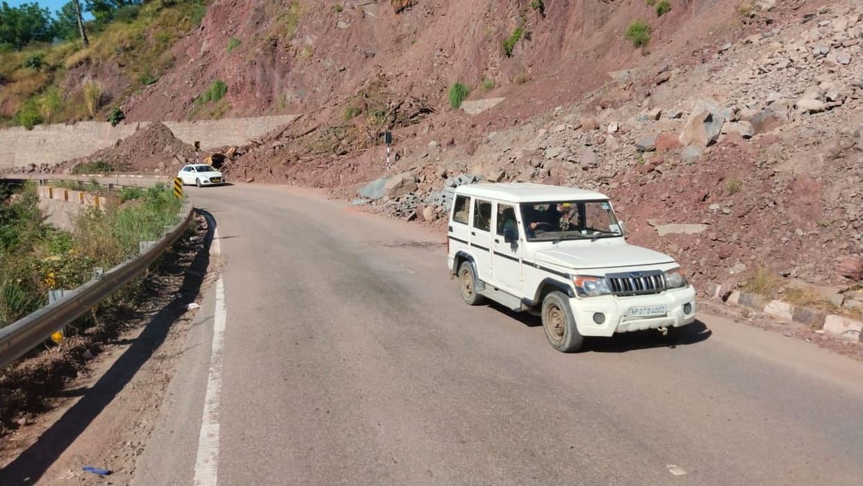 In four places from Parwanoo to Solan

Driving is dangerous, accidents are happening