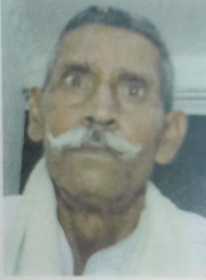 Old man crossing the road dies after being hit by a vehicle