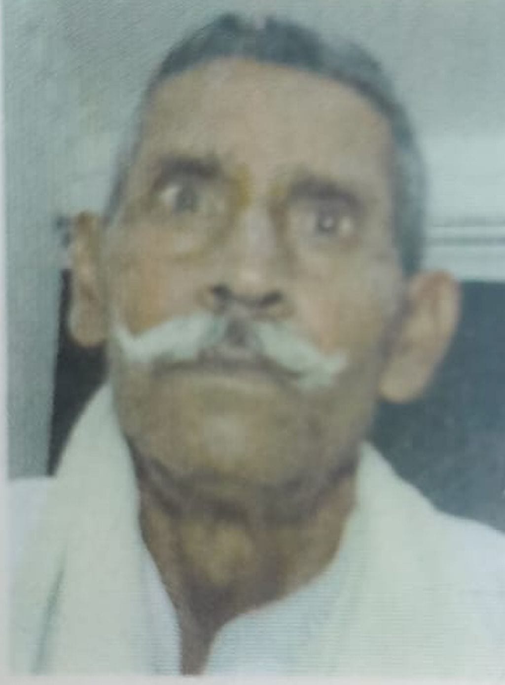 Old man crossing the road dies after being hit by a vehicle