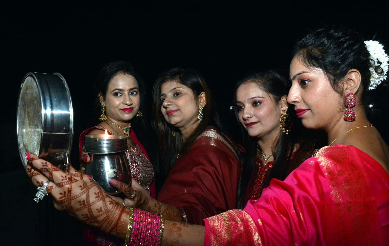 Married women break their fast after looking at the moon