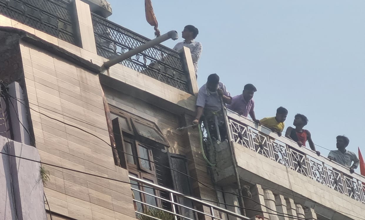 Fire blazes in two houses, goods worth lakhs of rupees burnt to ashes