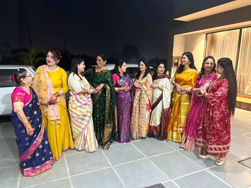 Married women break their fast after looking at the moon, wish for husband's long life